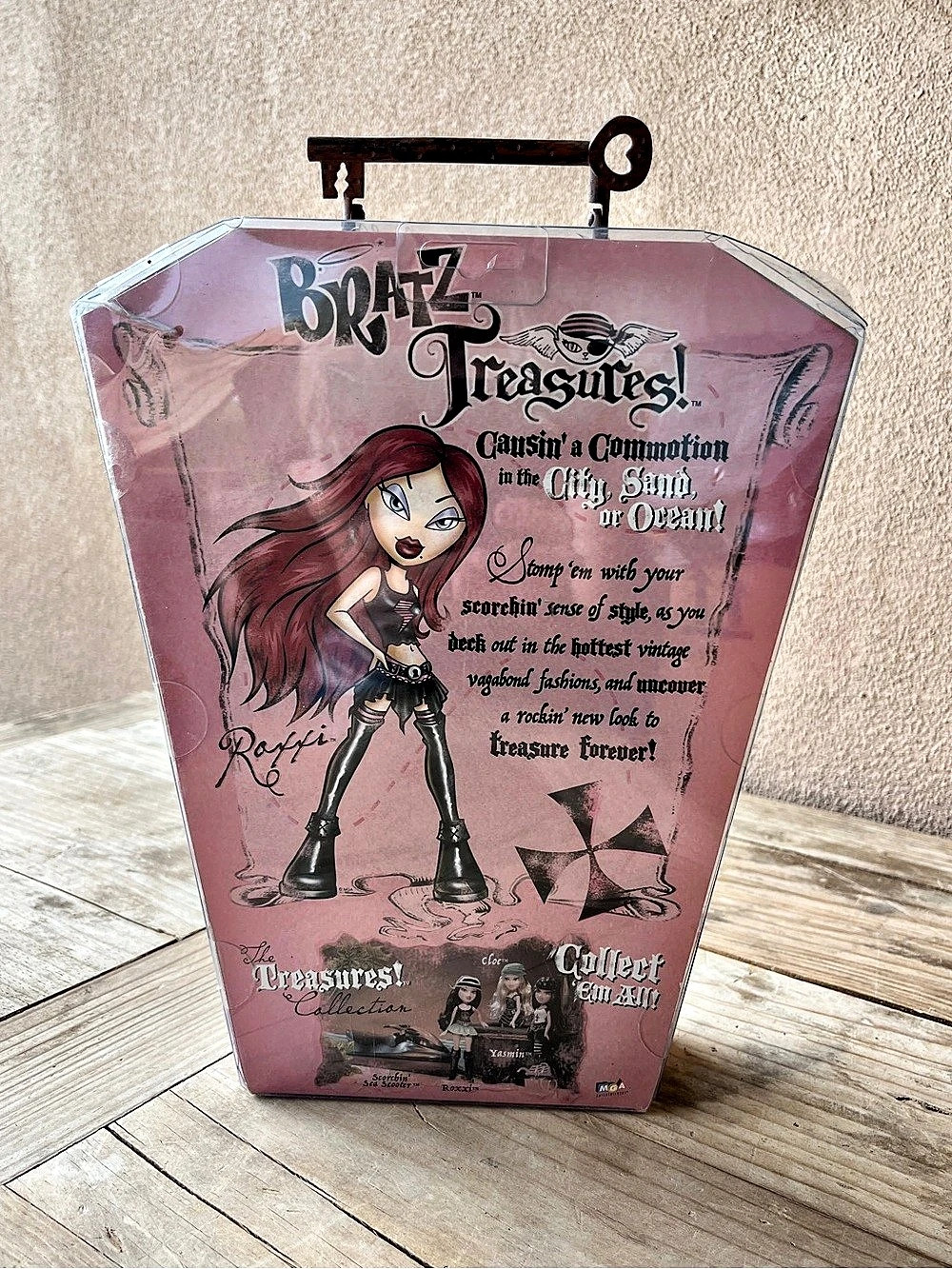 Bratz Roxxi Treasures Collectible Doll Pink & Black NWT - Picture 2 of 4